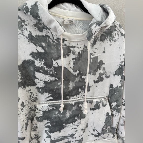 Nike Fly Standard Issue Women’s Black Gray and White Hoodie - Picture 2 of 6